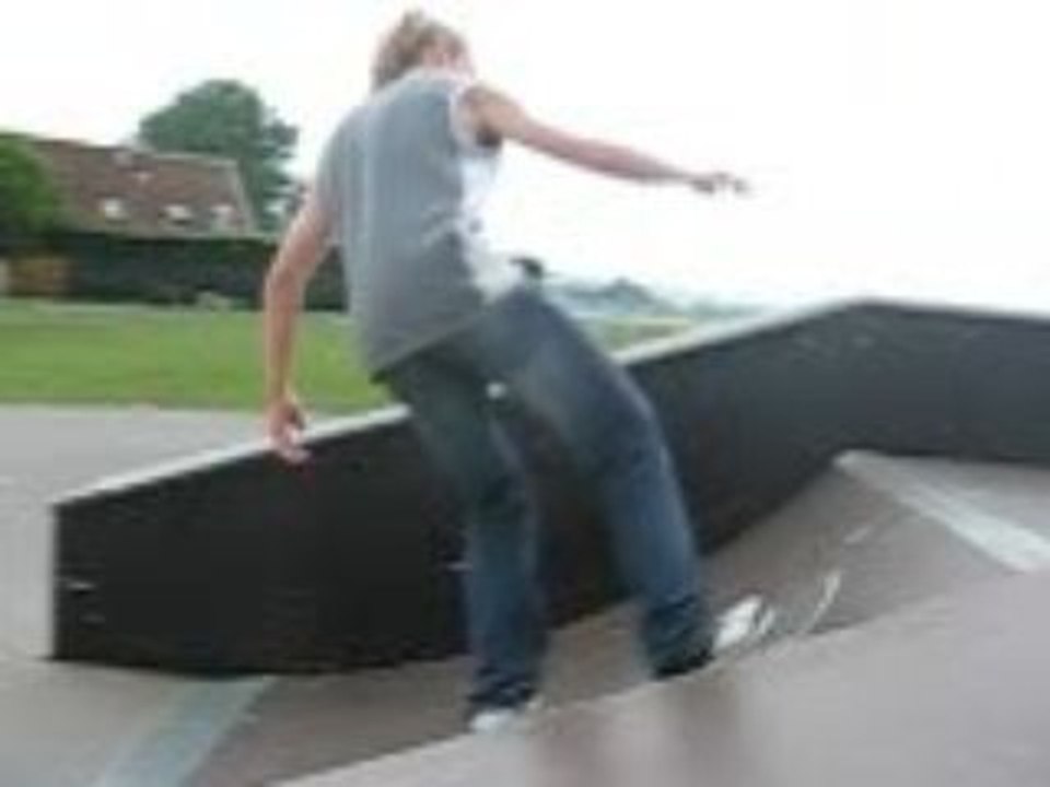 clement en 360 shove-it to smith to axel grind( alien-crew )