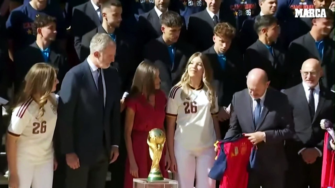 La Familia Real de España y la Selección Nacional en la fotografía oficial de los campeones del mundo