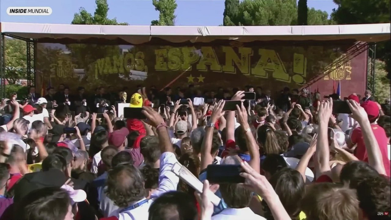 ENTREVISTA de IBAI LLANOS a RODRI HERNÁNDEZ y FERRAN TORRES | CELEBRACIÓN ESPAÑA MUNDIAL