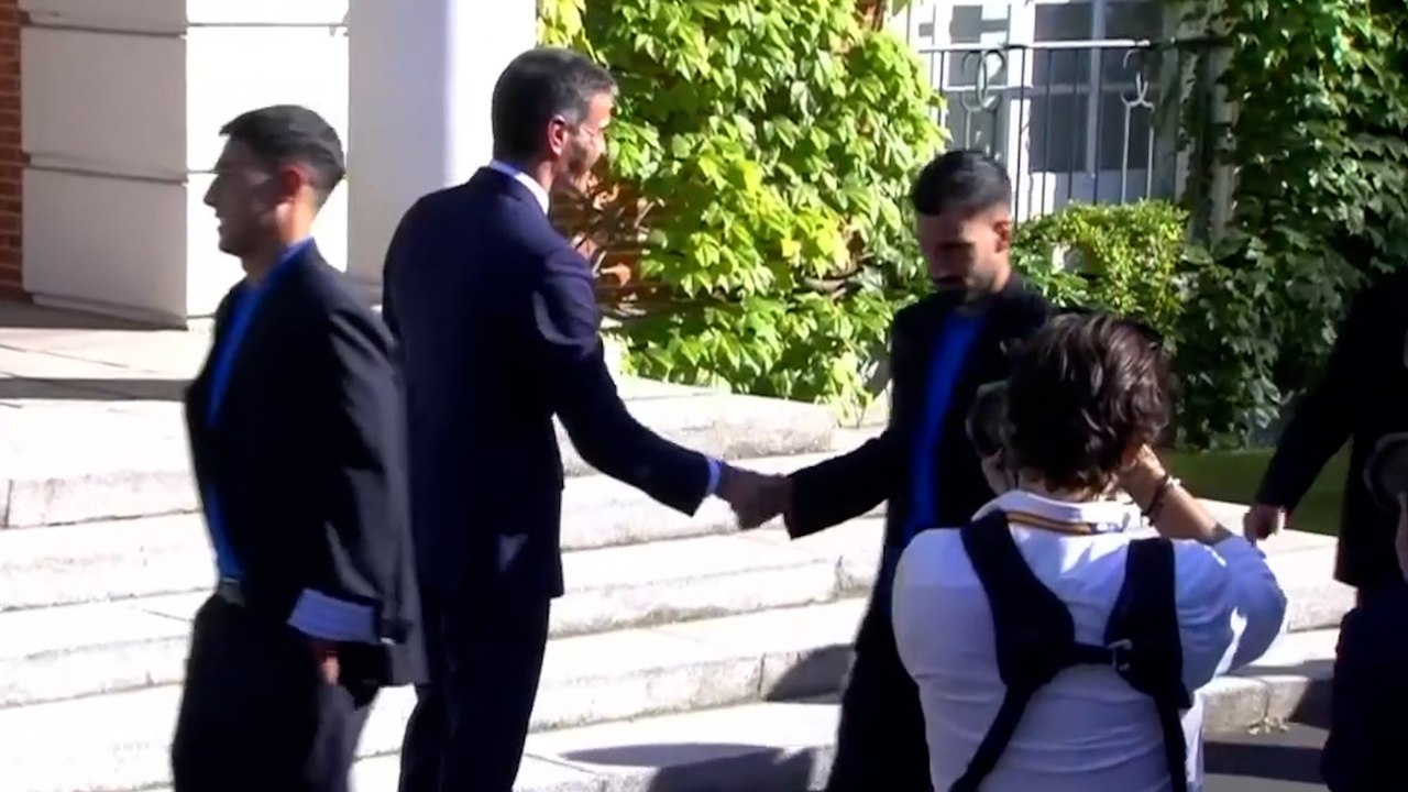 Baena da la mano a Sánchez sin dirigirle la mirada