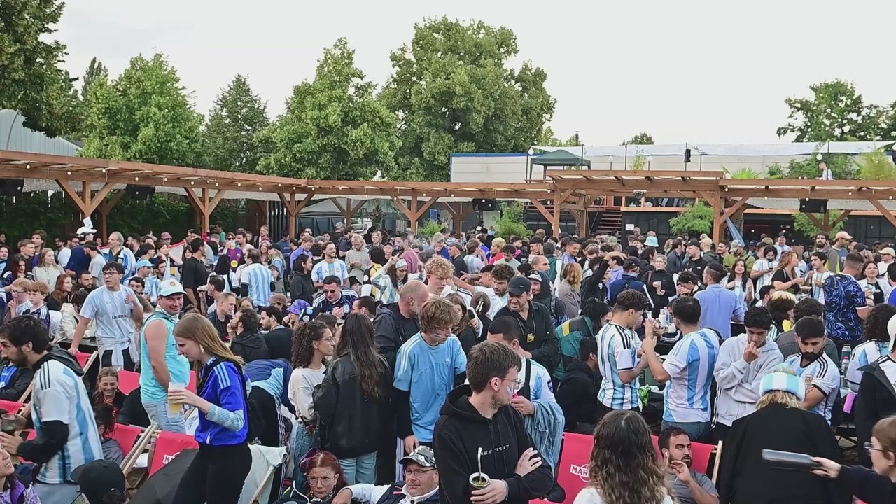 Hundreds of Argentines react in Berlin to the World Cup final