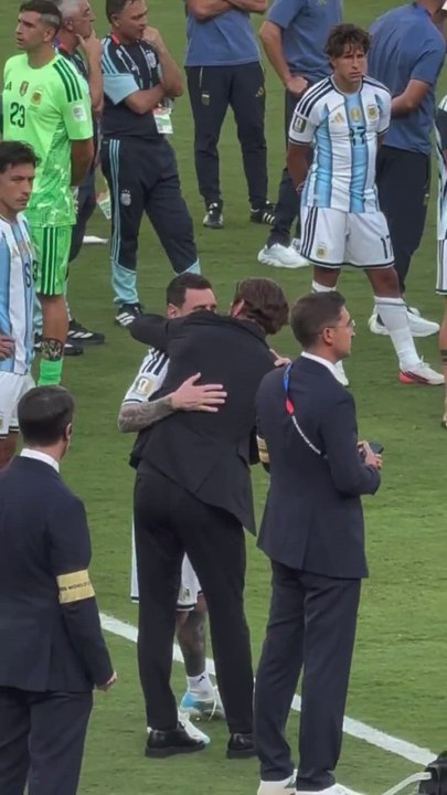 El abrazo de Sergio Ramos con Messi tras el España 1 - Argentina 0