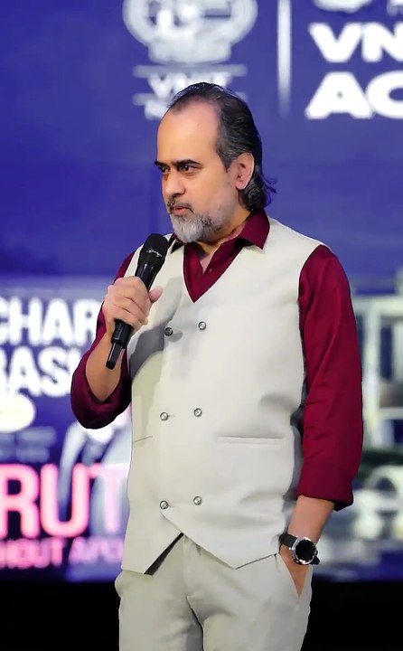 तुम स्त्री हो! || आचार्य प्रशांत
