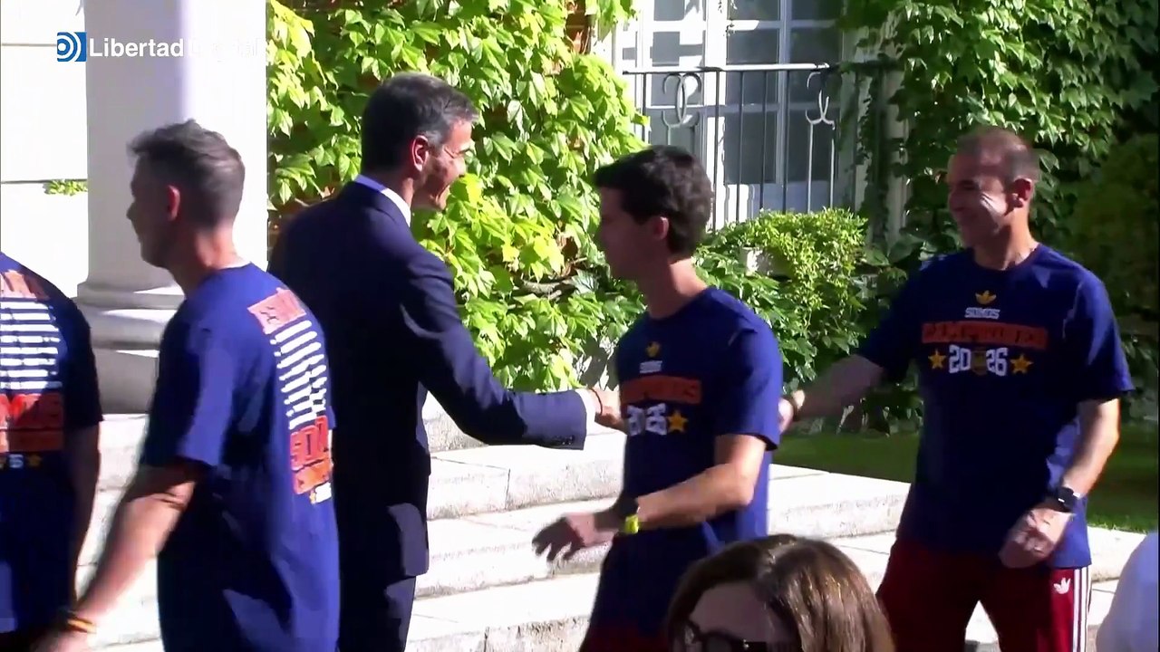 Así han saludado a Sánchez los jugadores de la selección: frialdad de muchos y entusiasmo de uno