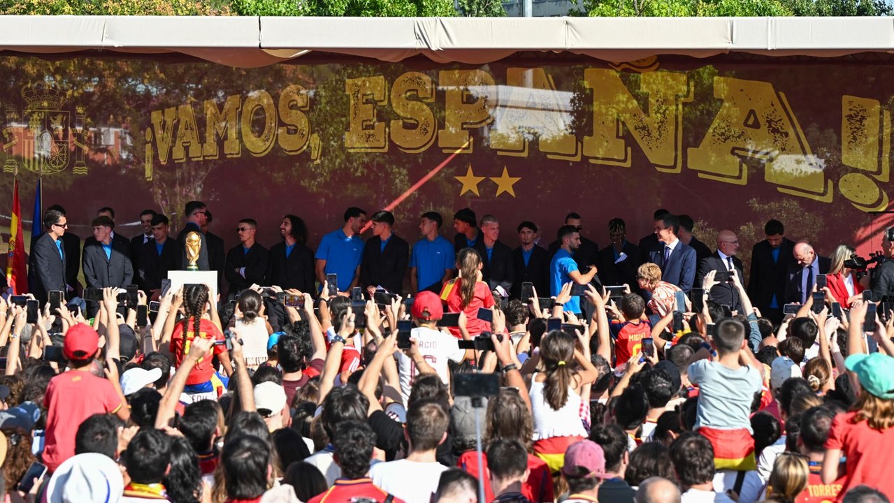 Sánchez 'secuestra' a la Selección y monta su propia Cibeles en La Moncloa para evitar gritos en su contra