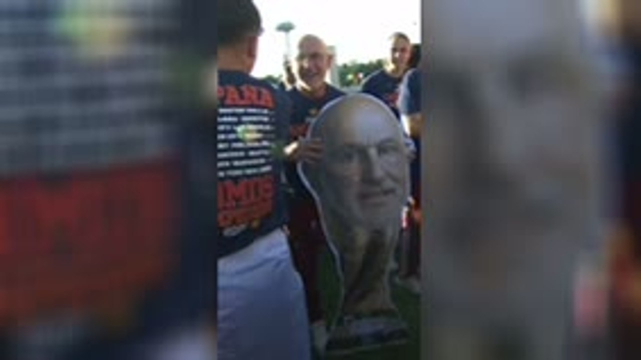 De La Fuente’s head… on the top of the World Cup?