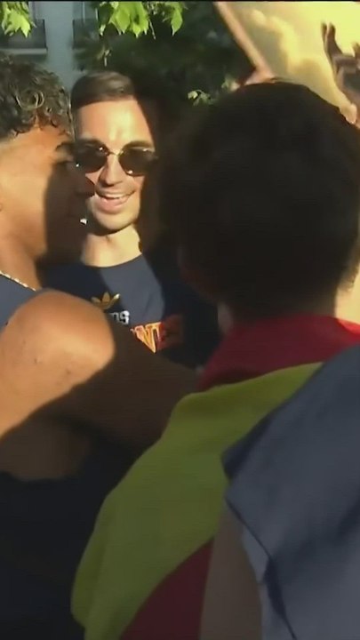 La pancarta de Paredes vs Gavi en la Velada del año VII