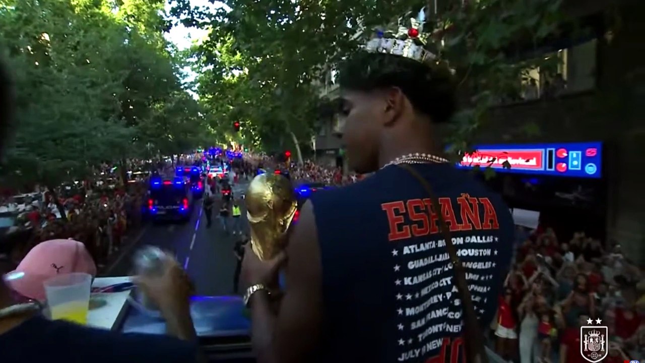 ¡El Rey tiene puesta su corona! Lamine luce su corona en el bus