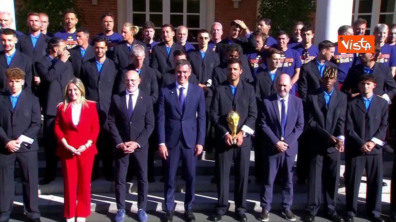 Sanchez riceve Nazionale spagnola a Palazzo della Moncloa, la foto di gruppo con la Coppa del Mondo