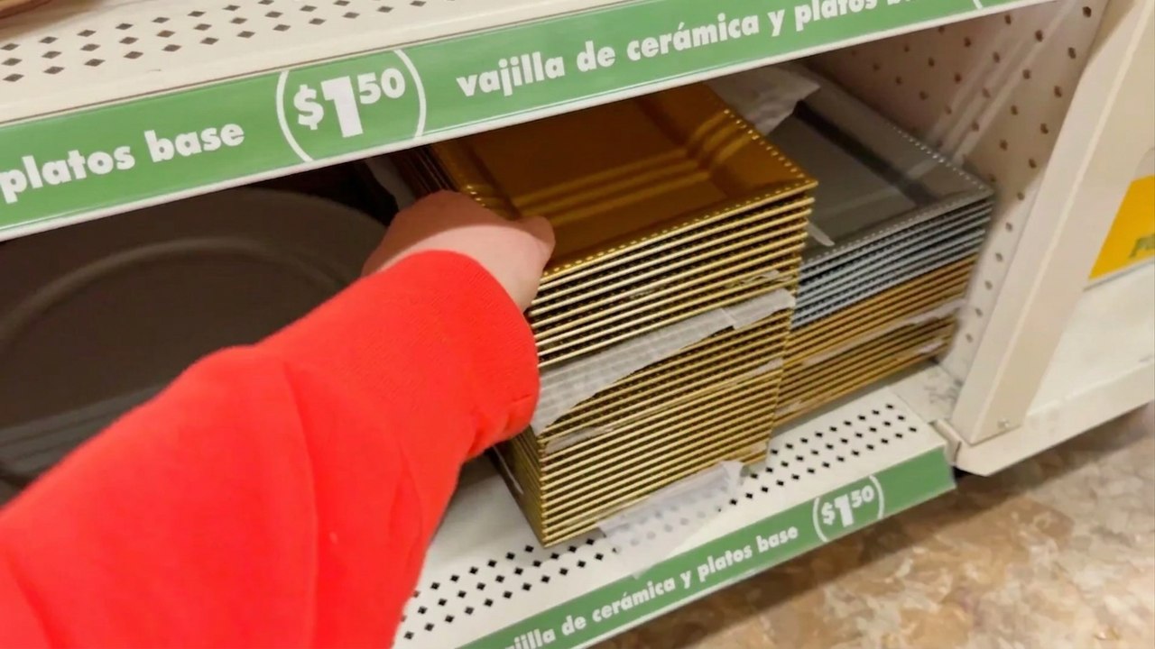 Pon una charola de tienda de descuento en tu sofá: ¡la idea de organización que te va a encantar!