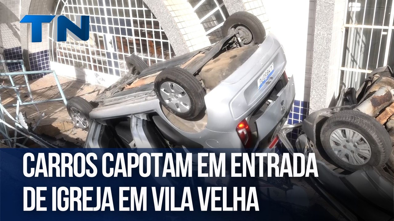 Carros capotam em entrada de igreja em Vila Velha