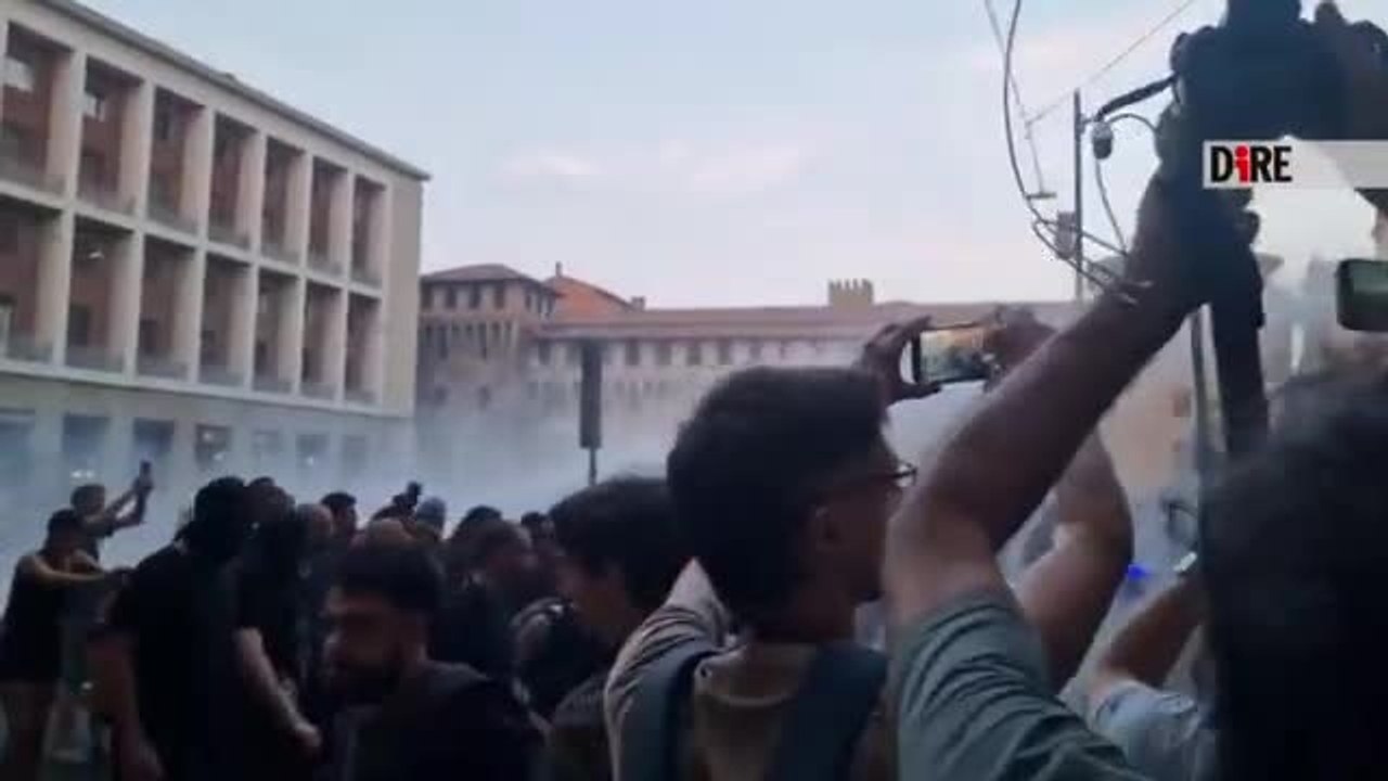 Il video degli scontri alla manifestazione per l'uomo morto a Bologna durante un fermo della polizia: bombe carta, idranti e lacrimogeni