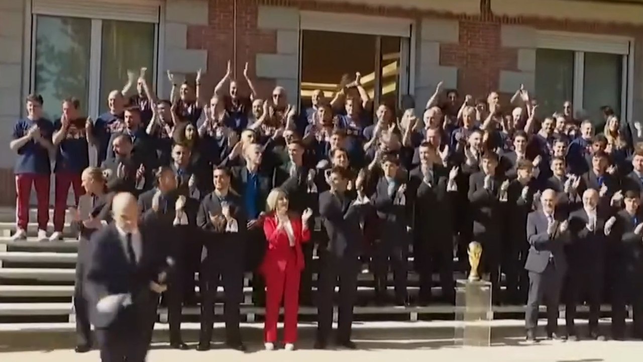 Cucurella aúpa a la Selección durante el posado de la foto oficial con la Familia Real: ¡Viva España!