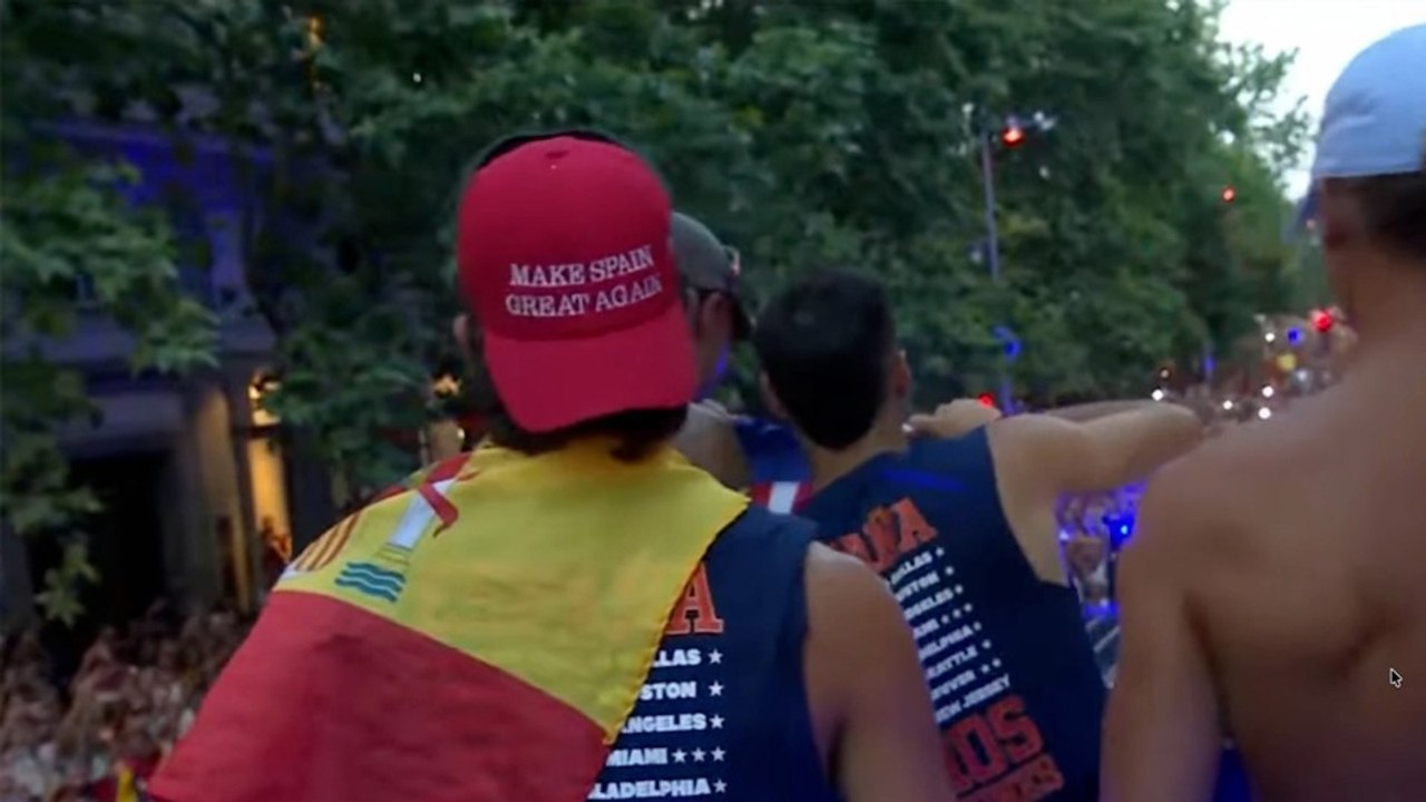 La gorra 'trumpiana' de la estrella de la final, Ferran Torres: "Make Spain great again"