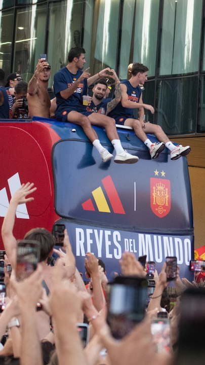 La selección recibe una pancarta de Keyne, el hermano de Lamine Yamal, con un mensaje para Paredes