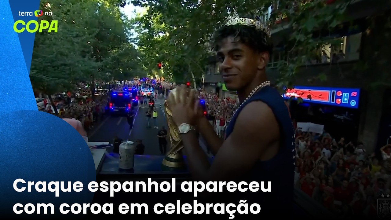 Que intimidade! Lamine Yamal faz carinho e lustra taça da Copa do mundo em megafesta em Madri