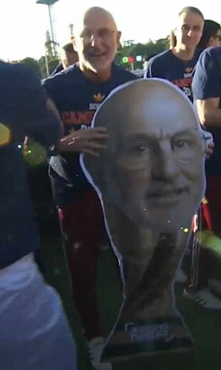 LUIS DE LA FUENTE recibe una pancarta de LA COPA DEL MUNDO con su CARA