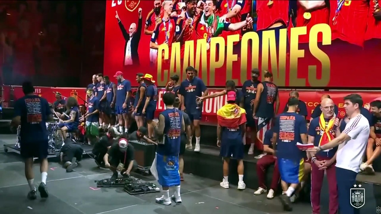Cucurella le da a las baquetas y canta su himno de la paella