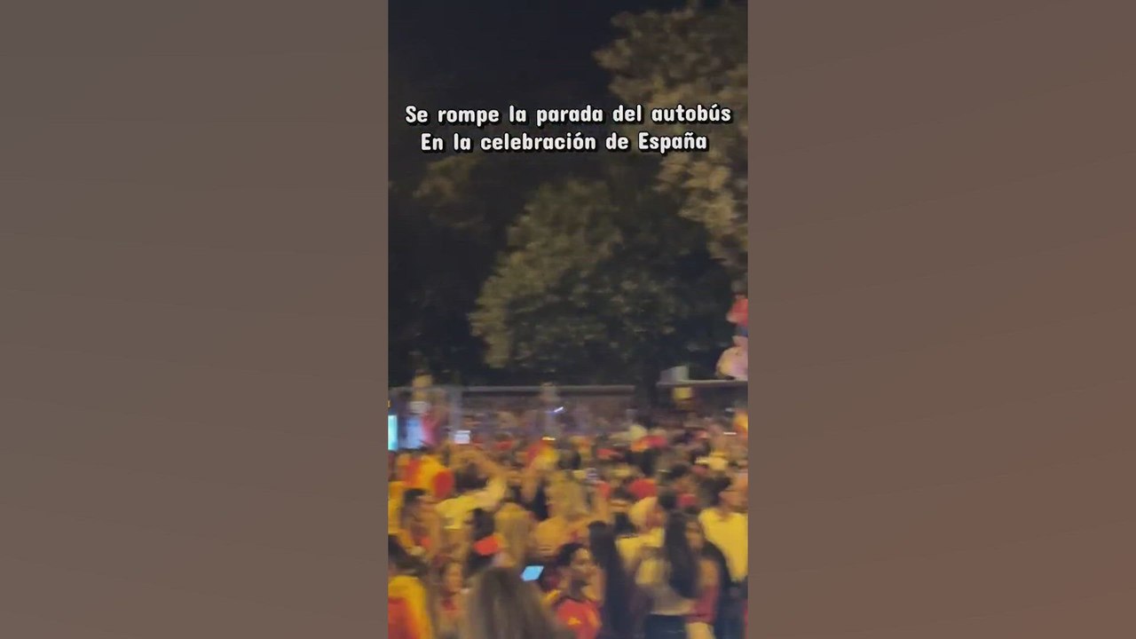 Una parada de autobús se viene abajo en plena celebración de la selección española