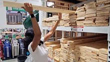 Compra una tabla gigante en Home Depot para una idea genial para su porche