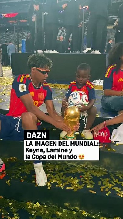 Lamine Yamal y Keyne con la copa del mundo