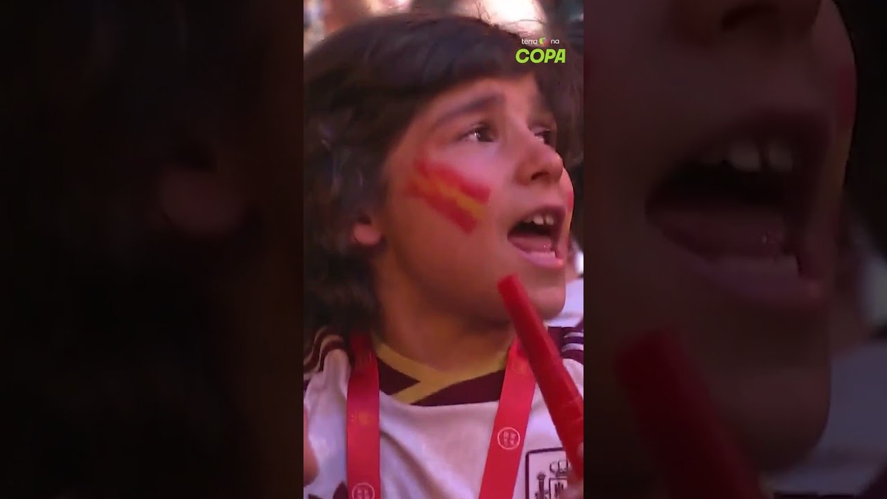 Cucurella canta em festa da Espanha música viral criada por torcedores com provocação a Haaland
