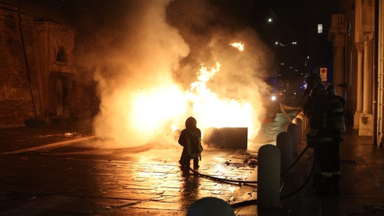 Il video della notte di devastazione a Bologna per la morte di Fakir: auto in fiamme e barricate in strada, saccheggiati i dehors dei locali