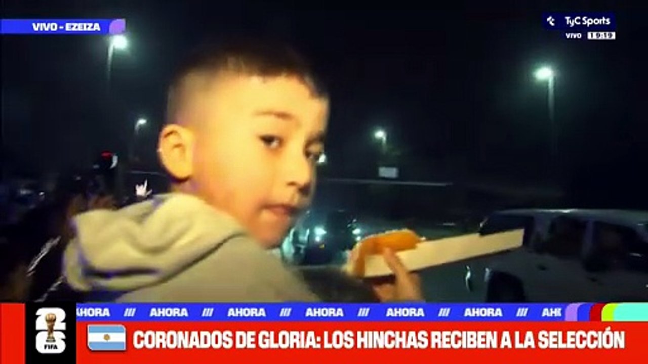 En un descapotable, los jugadores de la Selección argentina saludaron a los hinchas en Ezeiza