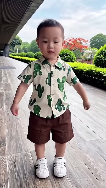 dancing baby 你說夜裡有一片看不見的光呀，看呀看不見～ 愛跳舞的寶寶 萌娃日常 人類幼崽 萌娃夏季穿搭 上熱搜