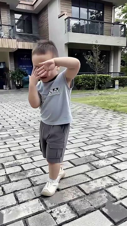 dancing baby 這麼萌萌可愛噠小孔雀，姨姨們喜歡嗎？ 愛跳舞的寶寶 人類幼崽 萌娃日常 萌寶的小步伐 治癒系小寶貝
