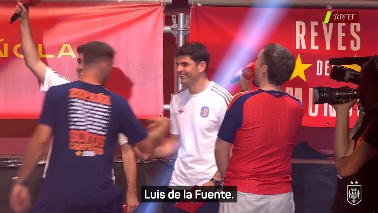 Luis de la Fuente manteado en Cibeles