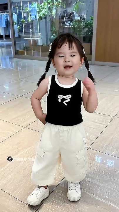 dancing baby 我老媽說，我三天沒捱揍 又上房揭瓦了，姨姨們真的是這樣嗎？ 晚晚小北鼻 萌娃搞笑日常 愛跳舞的寶寶 軟萌寶寶已上線 這也太可愛了吧