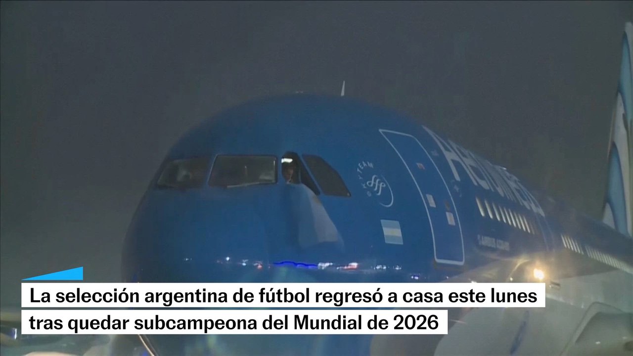La selección argentina que disputará el Mundial regresa a casa tras perder contra España.