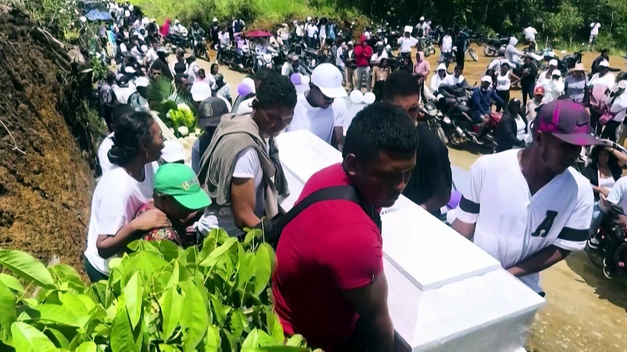 Sentido homenaje a los 21 civiles muertos en el ataque en Cajibío, Cauca