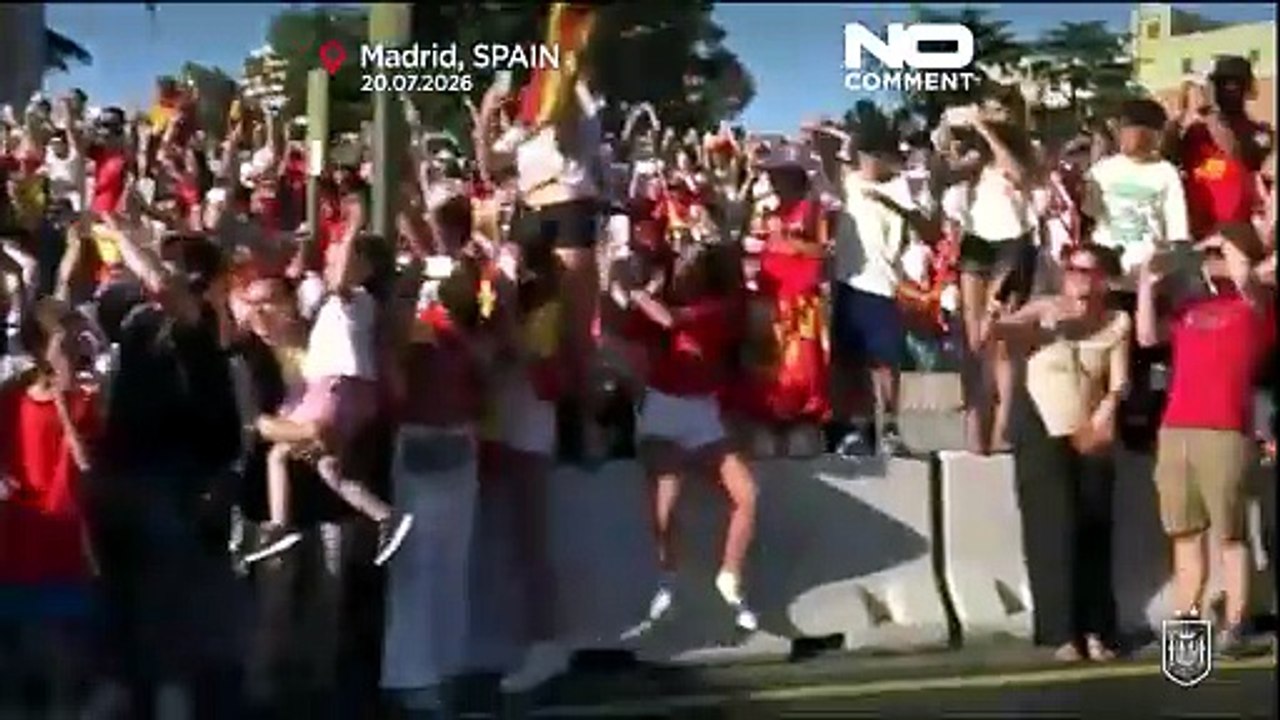 Dünya Kupası şampiyonu İspanya, Madrid sokaklarında zafer turu yaptı