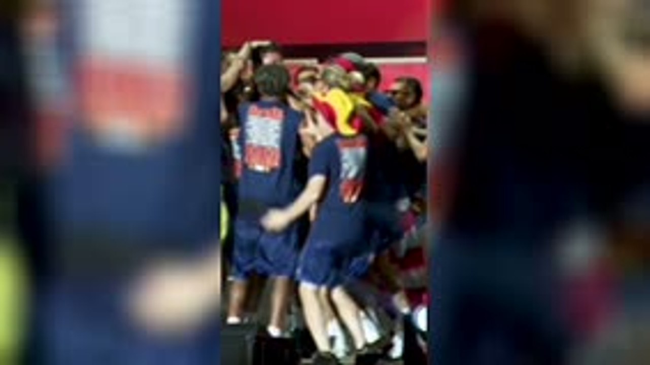 Spain squad PARTY with fans in Madrid!