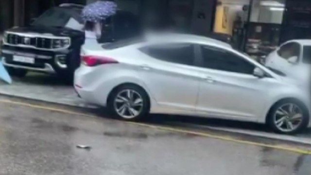 경기 성남서 차량 돌진해 보행자 2명 부상... 브레이크 안 들어 주장 / YTN