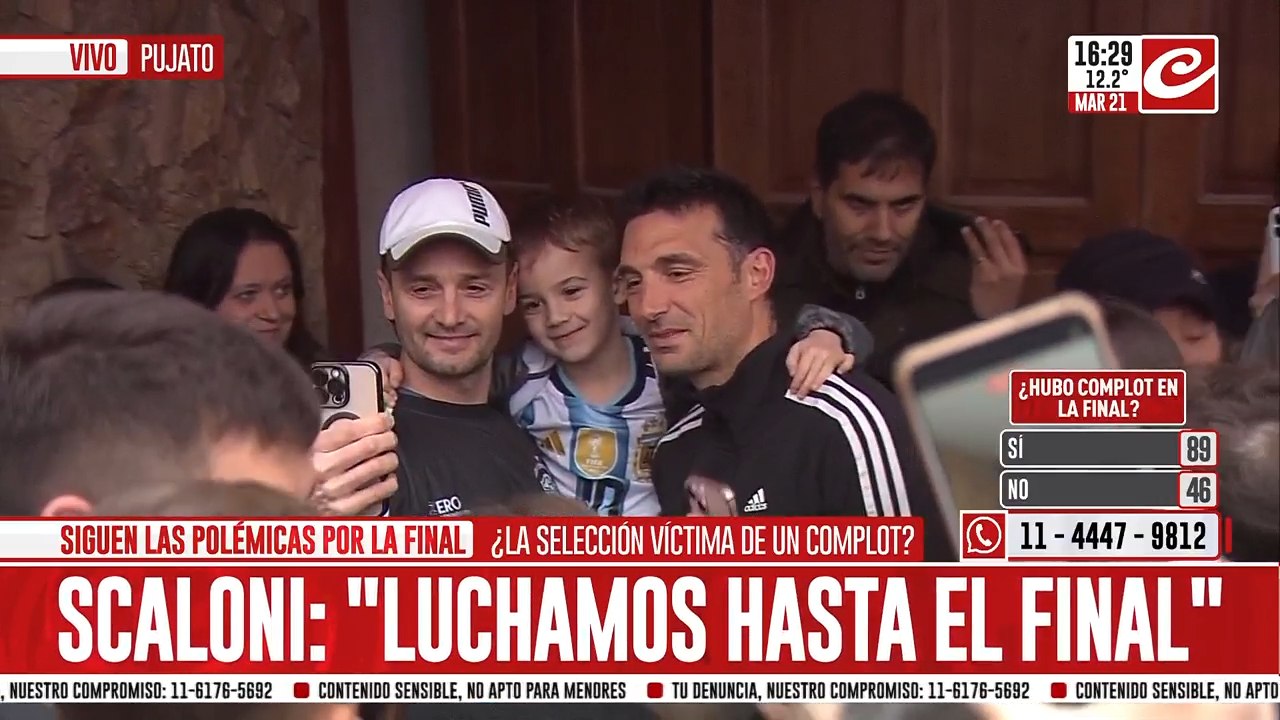 Scaloni firmó el cubo del micrófono de Crónica