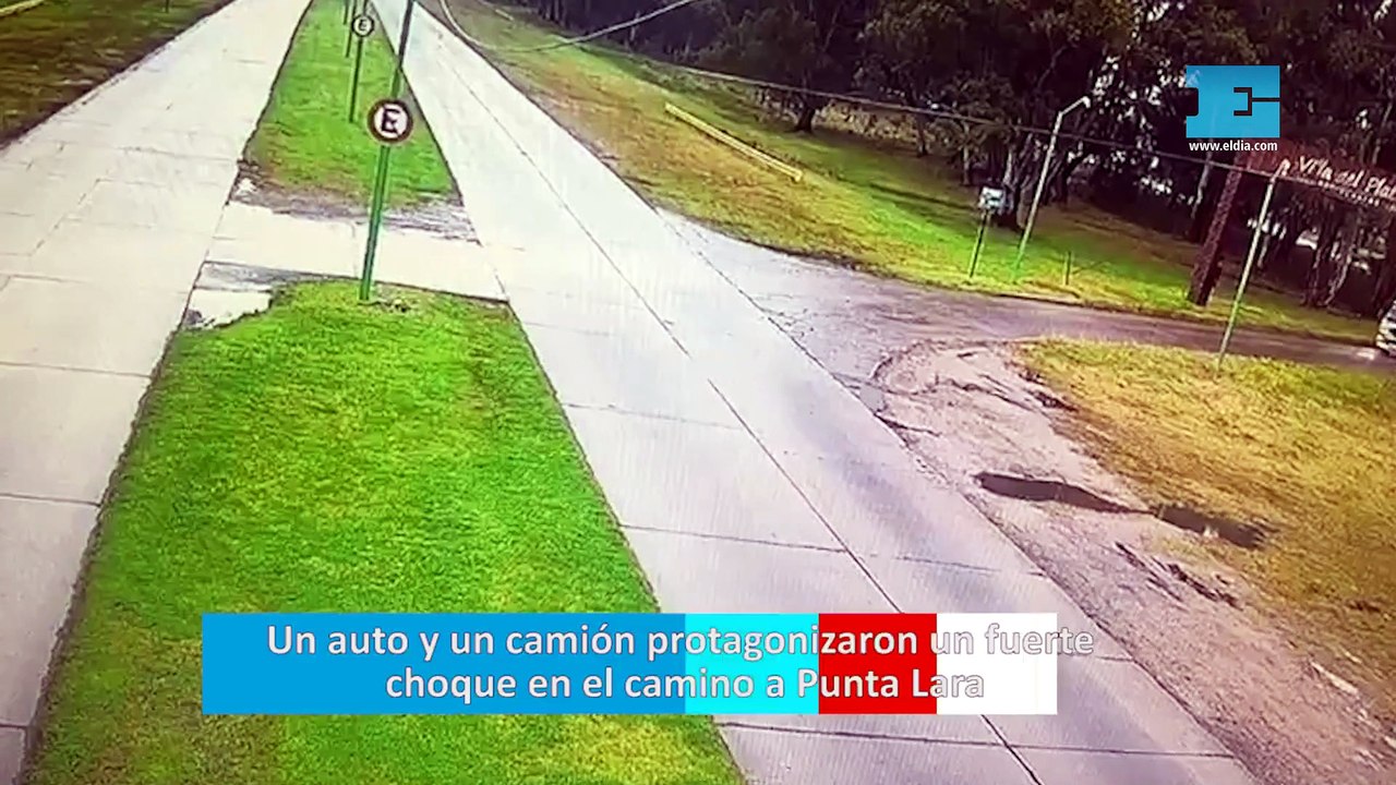Un auto y un camión protagonizaron un fuerte choque en el camino a Punta Lara