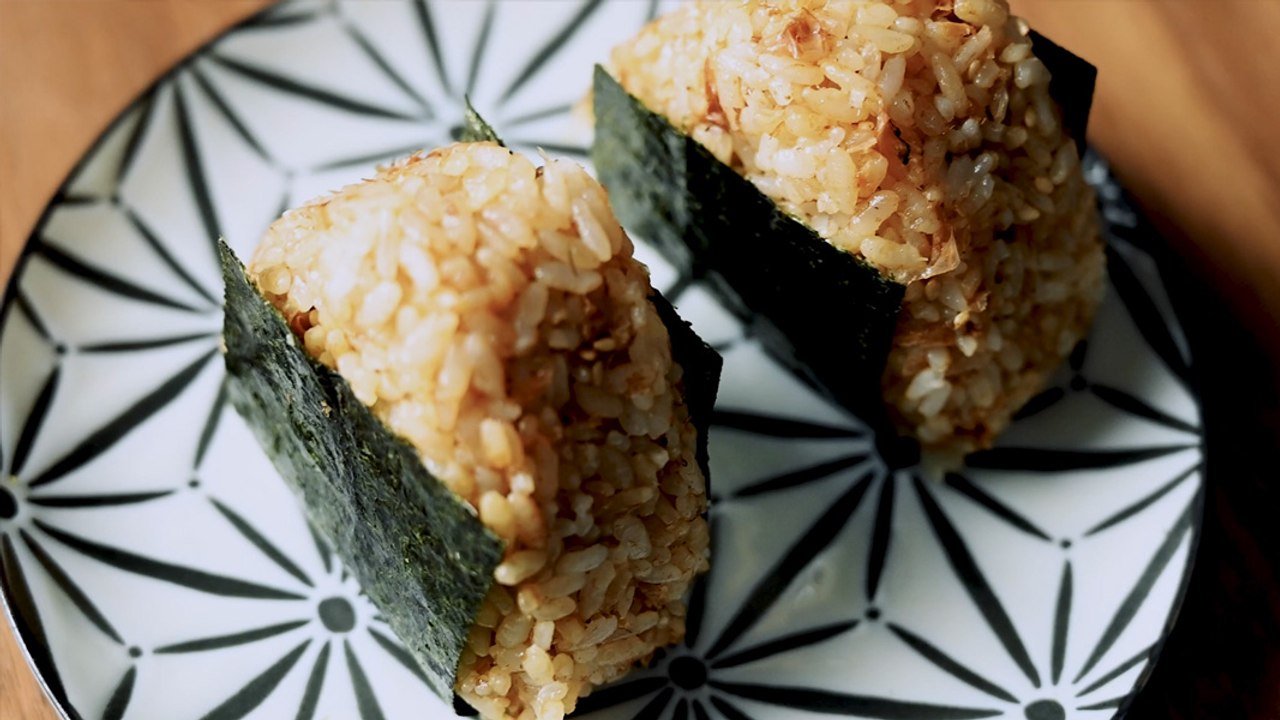 How Does Okaka Onigiri Taste So Savory? 🍙