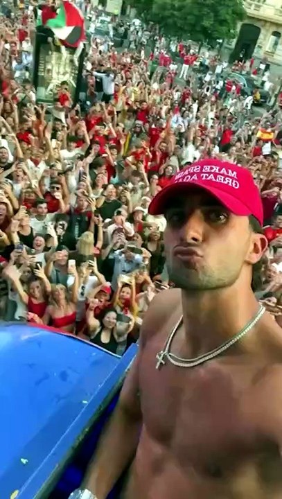 Ferran Torres provoca Trump: la festa col cappellino "Make Spain great again"