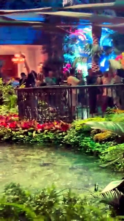 À Vegas, il pose devant une statue... et sa copine disparaît en rigolant
