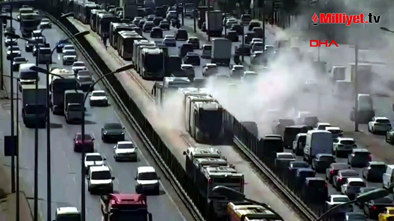 Seyir halindeki metrobüsten dumanlar yükseldi! Olay yerine ekipler sevk edildi