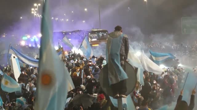 Argentine - Des milliers de fans présents sous la pluie pour accueillir l'Albiceleste