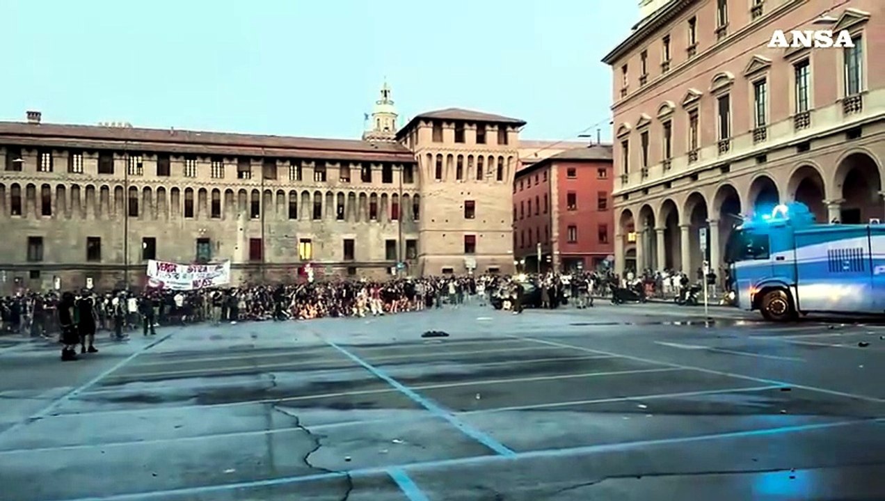 La piazza per Fakir si infiamma a Bologna, scontri tra manifestanti e agenti