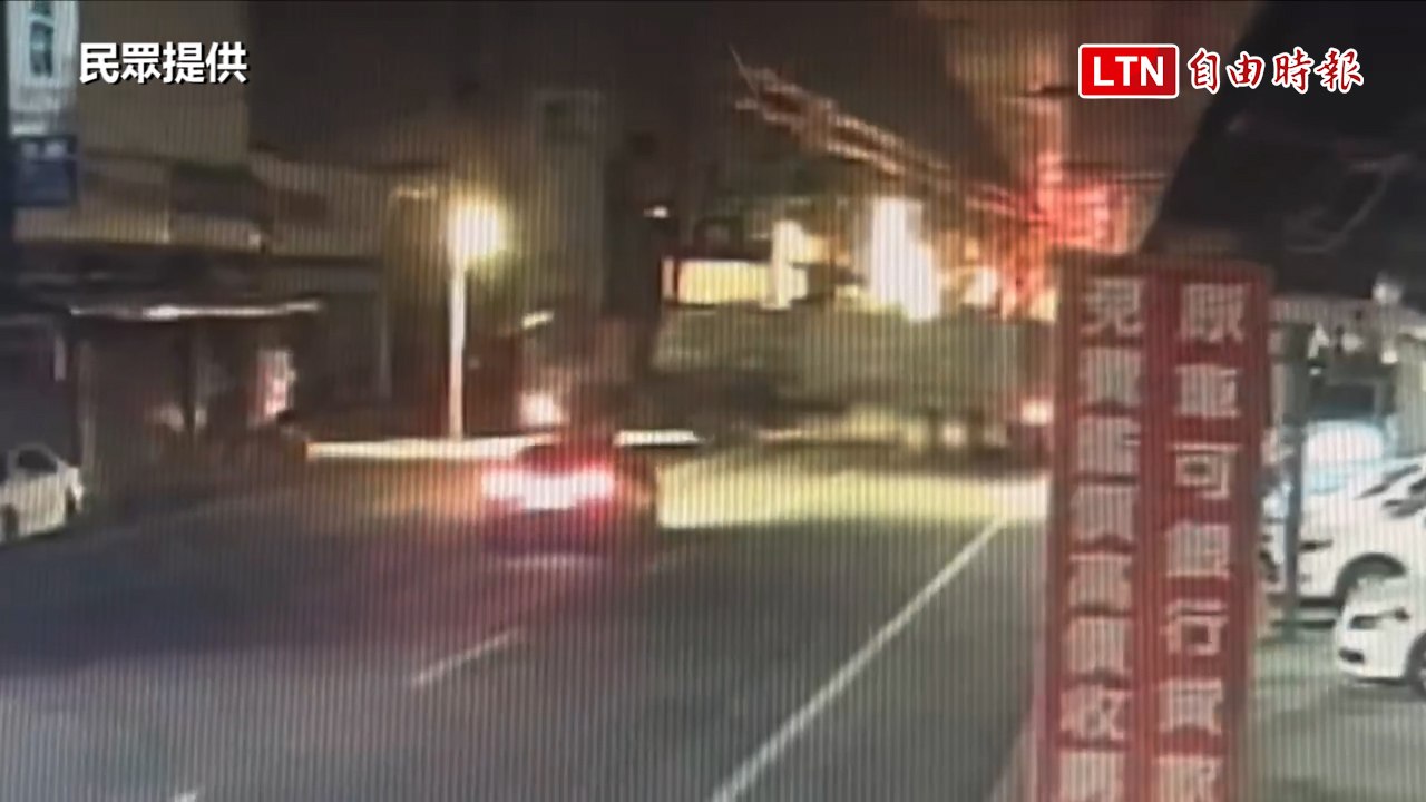 驚悚直擊！奧迪轎跑煞不住「鏟進」聯結車底 零件噴飛奇蹟輕傷