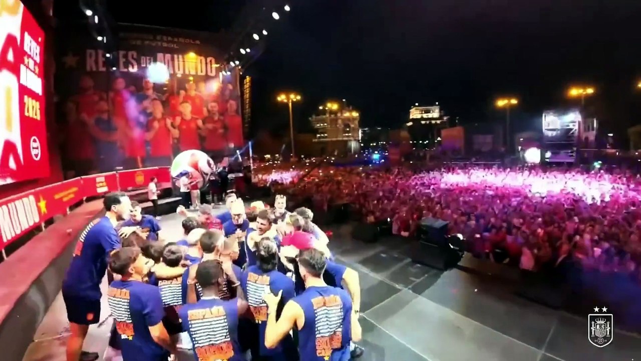 La Roja communie avec son public : scènes de folie sur la Plaze de Cibeles