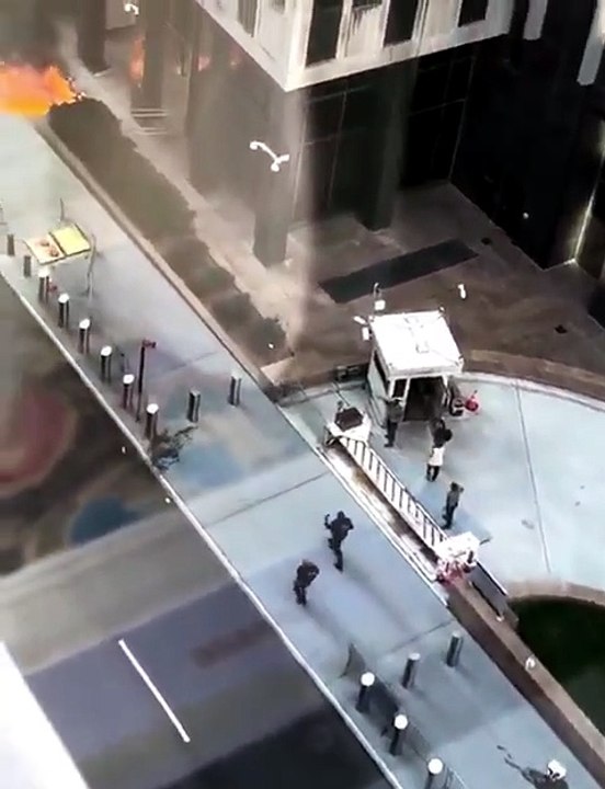 Etats-Unis: Un homme arrêté après avoir déclenché un incendie devant l’entrée d’un bâtiment fédéral de New York abritant notamment un tribunal chargé des questions d’immigration - VIDEO