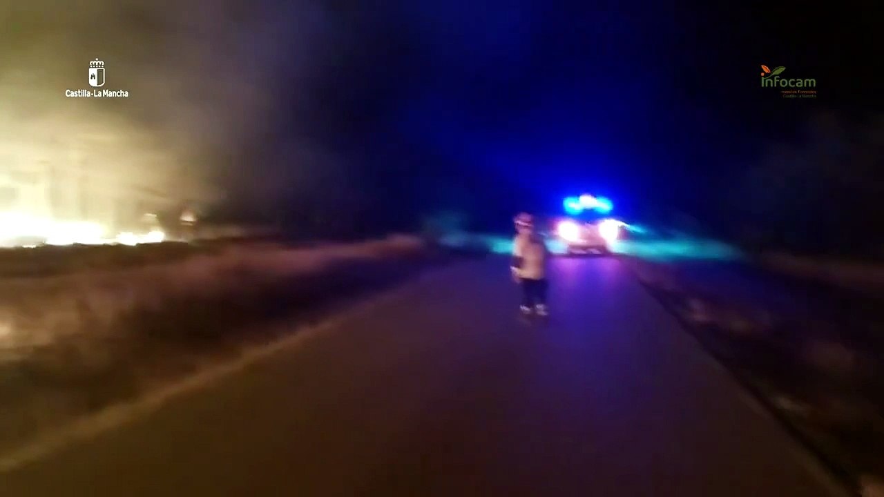 Bomberos forestales usan durante la noche "fuego técnico" para frenar el avance de las llamas