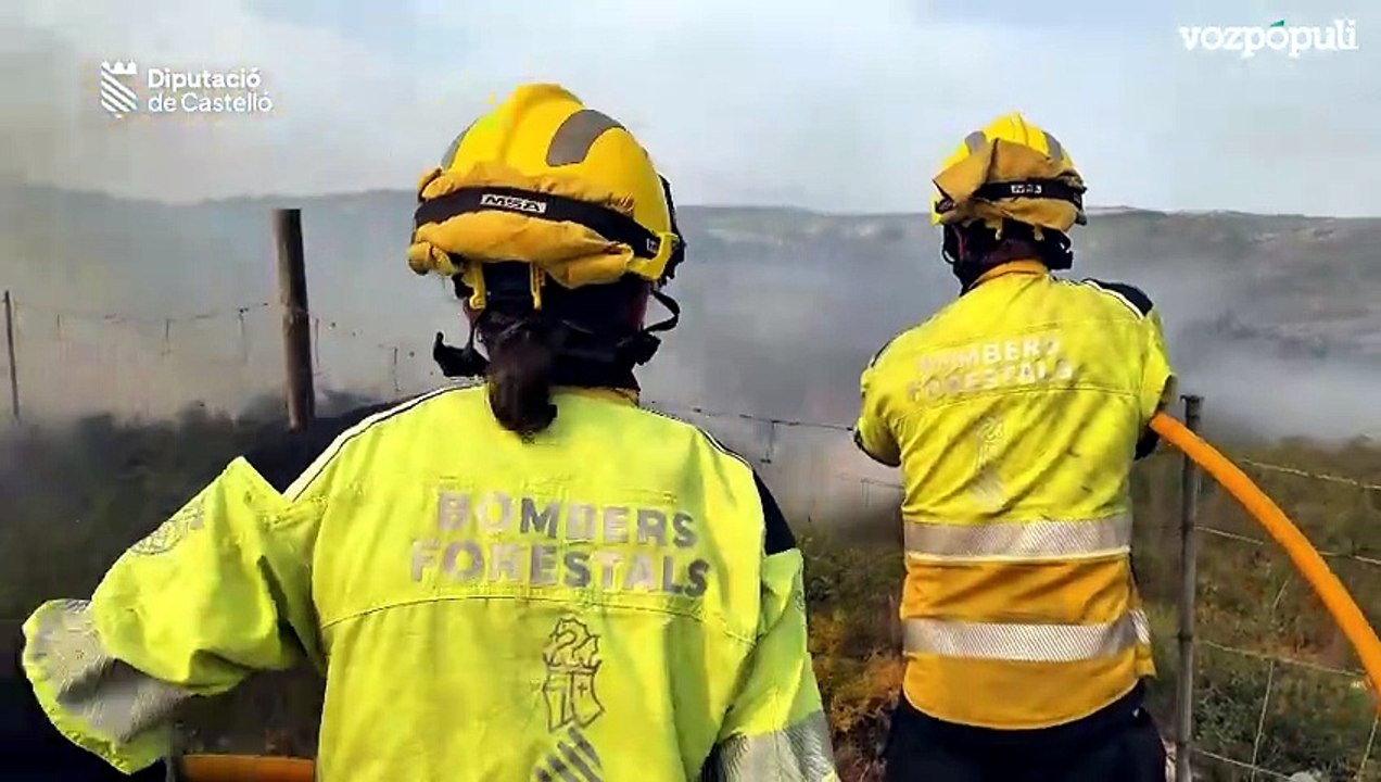 Los bomberos actúan en Catí (Castellón) para extinguir un incendio iniciado por caída de un rayo